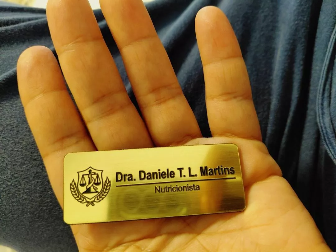 Broche dourado personalizado com símbolo de nutrição