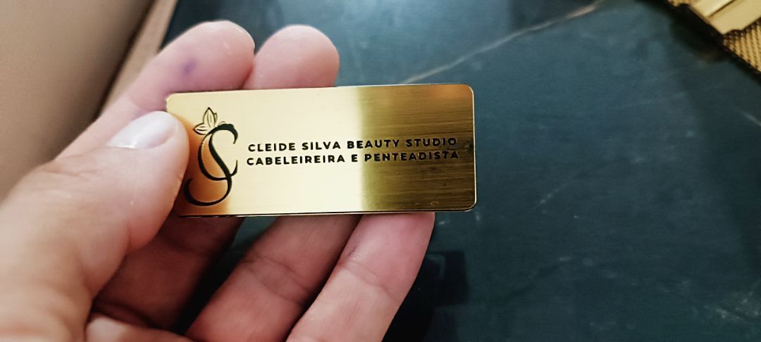 Broche magnético dourado personalizado fotografado após o recebimento